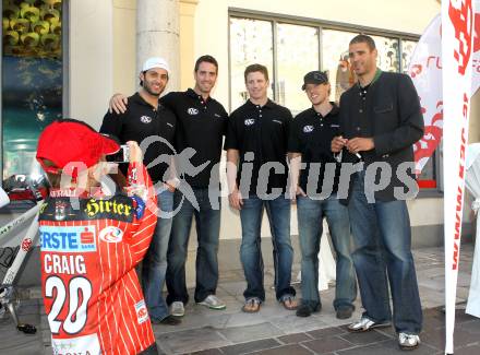 Eishockey Bundesliga. KAC. Kartenverkauf. Fans. Autogrammstunde. Chiodo Andy, Furey Kirk, Ratchuk Peter, Scofield Tyler, Brown Sean. Klagenfurt, 2.9.2010.
Foto: Kuess
---
pressefotos, pressefotografie, kuess, qs, qspictures, sport, bild, bilder, bilddatenbank