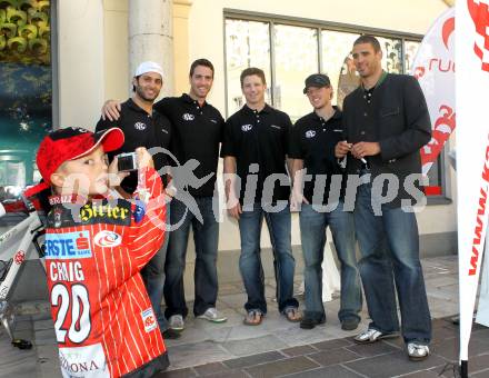 Eishockey Bundesliga. KAC. Kartenverkauf. Fans. Autogrammstunde. Chiodo Andy, Furey Kirk, Ratchuk Peter, Scofield Tyler, Brown Sean. Klagenfurt, 2.9.2010.
Foto: Kuess
---
pressefotos, pressefotografie, kuess, qs, qspictures, sport, bild, bilder, bilddatenbank