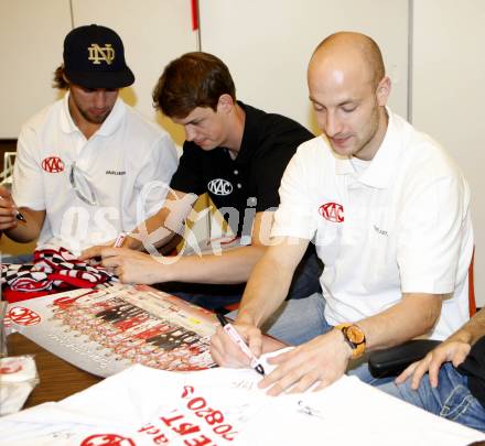 Eishockey Bundesliga. KAC. Kartenverkauf. Fans. Autogrammstunde. Schumnig Martin, Schellander Paul, Ratz Herbert. Klagenfurt, 2.9.2010.
Foto: Kuess
---
pressefotos, pressefotografie, kuess, qs, qspictures, sport, bild, bilder, bilddatenbank