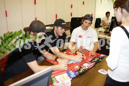 Eishockey Bundesliga. KAC. Kartenverkauf. Fans. Autogrammstunde. Herburger Raphael, Geier Manuel, Geier Stephan. Klagenfurt, 2.9.2010.
Foto: Kuess
---
pressefotos, pressefotografie, kuess, qs, qspictures, sport, bild, bilder, bilddatenbank