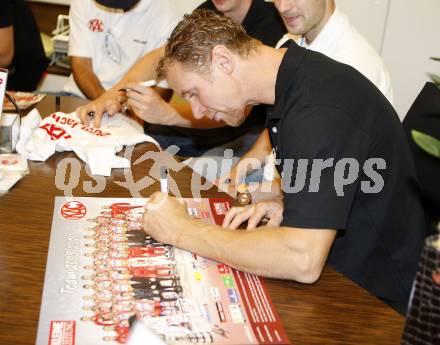 Eishockey Bundesliga. KAC. Kartenverkauf. Fans. Autogrammstunde. Craig Mike. Klagenfurt, 2.9.2010.
Foto: Kuess
---
pressefotos, pressefotografie, kuess, qs, qspictures, sport, bild, bilder, bilddatenbank