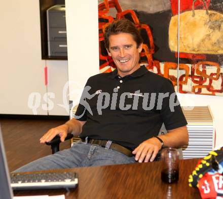 Eishockey Bundesliga. KAC. Kartenverkauf. Fans. Autogrammstunde. Oliver Pilloni. Klagenfurt, 2.9.2010.
Foto: Kuess
---
pressefotos, pressefotografie, kuess, qs, qspictures, sport, bild, bilder, bilddatenbank