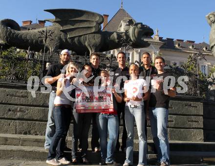 Eishockey Bundesliga. KAC. Kartenverkauf. Fans. Autogrammstunde. Chiodo Andy, Furey Kirk, Ratchuk Peter, Brown Sean. Klagenfurt, 2.9.2010.
Foto: Kuess
---
pressefotos, pressefotografie, kuess, qs, qspictures, sport, bild, bilder, bilddatenbank