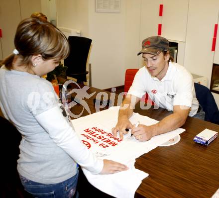 Eishockey Bundesliga. KAC. Kartenverkauf. Fans. Autogrammstunde. Dieter Kalt. Klagenfurt, 2.9.2010.
Foto: Kuess
---
pressefotos, pressefotografie, kuess, qs, qspictures, sport, bild, bilder, bilddatenbank