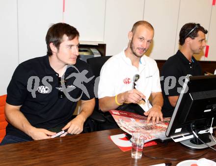 Eishockey Bundesliga. KAC. Kartenverkauf. Fans. Autogrammstunde. Schuller David, Kirisits Johannes, Reichel Johannes. Klagenfurt, 2.9.2010.
Foto: Kuess
---
pressefotos, pressefotografie, kuess, qs, qspictures, sport, bild, bilder, bilddatenbank