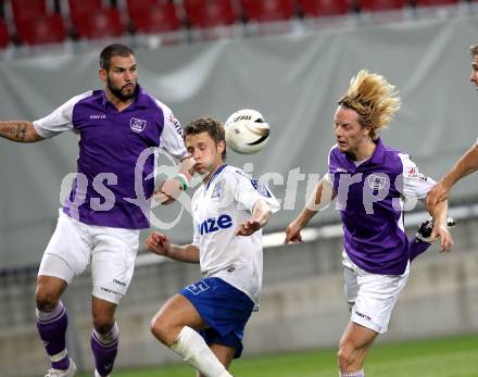 Fussball. Regionalliga. Austria Klagenfurt gegen FC Blau-Weiss Linz.  Oliver Pusztai, Johannes Isopp, (Austria Klagenfurt), Duvnjak Danilo (Linz). Klagenfurt, 3.9.2010.
Foto: Kuess

---
pressefotos, pressefotografie, kuess, qs, qspictures, sport, bild, bilder, bilddatenbank