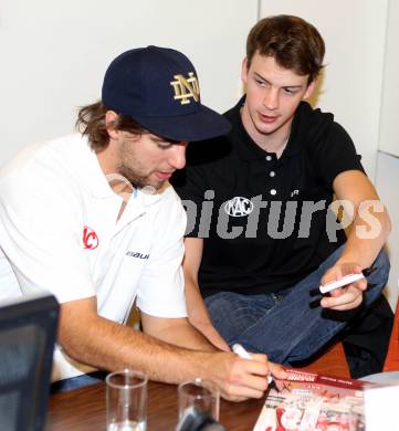 Eishockey Bundesliga. KAC. Kartenverkauf. Fans. Autogrammstunde. Schellander Paul, Schumnig Martin. Klagenfurt, 2.9.2010.
Foto: Kuess
---
pressefotos, pressefotografie, kuess, qs, qspictures, sport, bild, bilder, bilddatenbank