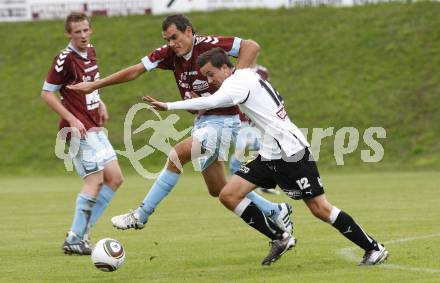 Fussball Regionalliga. SV Feldkirchen gegen SVU Tondach Gleinstaetten. Robert Micheu (Feldkirchen), Manuel Prietl (Gleinstaetten). Feldkirchen, am 4.9.2010.
Foto: Kuess
---
pressefotos, pressefotografie, kuess, qs, qspictures, sport, bild, bilder, bilddatenbank