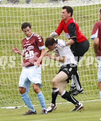 Fussball Regionalliga. SV Feldkirchen gegen SVU Tondach Gleinstaetten. Hans Joachim Thamer (Feldkirchen), Juergen Trummer (Gleinstaetten). Feldkirchen, am 4.9.2010.
Foto: Kuess
---
pressefotos, pressefotografie, kuess, qs, qspictures, sport, bild, bilder, bilddatenbank