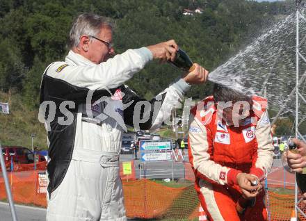 Motorsport. Int. Bergrennen fuer Automobile St. Urban - Simonhoehe. Siegerehrung. Hermann Waldy (AUT), Vladimir Stankovic (SLO), . Simonhoehe, am 5.9.2010.
Foto: Kuess
---
pressefotos, pressefotografie, kuess, qs, qspictures, sport, bild, bilder, bilddatenbank