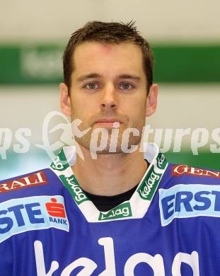 Eishockey Bundesliga. VSV. Mannschaftsfototermin. Michael Martin. Villach, 8.9.2010.
Foto: Kuess
---
pressefotos, pressefotografie, kuess, qs, qspictures, sport, bild, bilder, bilddatenbank