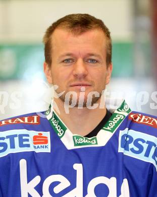 Eishockey Bundesliga. VSV. Mannschaftsfototermin. Kaspitz Roland. Villach, 8.9.2010.
Foto: Kuess
---
pressefotos, pressefotografie, kuess, qs, qspictures, sport, bild, bilder, bilddatenbank