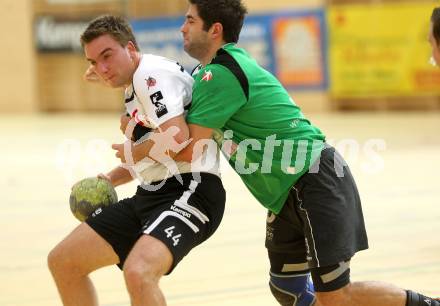 Handball Bundesliga. SC Ferlach gegen HC Kelag Kaernten. Miha Dobnik, (Ferlach),  Josef Sourek (HCK). Ferlach, 18.9.2010.
Foto: Kuess
---
pressefotos, pressefotografie, kuess, qs, qspictures, sport, bild, bilder, bilddatenbank