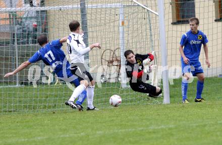 Fussball. Kaerntner Liga. SVG Bleiburg gegen FC St. Veit. Oswaldi Patrick (Bleiburg), Tengg Roman, Pirmann Manuel, Adunka Roman, (St. Veit). Bleiburg, 18.9.2010.
Foto: Kuess 
---
pressefotos, pressefotografie, kuess, qs, qspictures, sport, bild, bilder, bilddatenbank