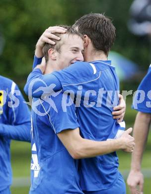 Fussball. Kaerntner Liga. SVG Bleiburg gegen FC St. Veit. Torjubel Adunka Roman, Riesser Manuel (St. Veit). Bleiburg, 18.9.2010.
Foto: Kuess 
---
pressefotos, pressefotografie, kuess, qs, qspictures, sport, bild, bilder, bilddatenbank