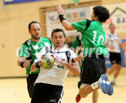 Handball Bundesliga. SC Ferlach gegen HC Kelag Kaernten. Daniel Plesej,  (Ferlach),  Gregor Radovic, Thomas Paul Wulz (HCK). Ferlach, 18.9.2010.
Foto: Kuess
---
pressefotos, pressefotografie, kuess, qs, qspictures, sport, bild, bilder, bilddatenbank