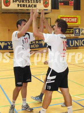 Handball Bundesliga. SC Ferlach gegen HC Kelag Kaernten. Jubel Wolfgang Fuerstler, Primoz Drozina (Ferlach). Ferlach, 18.9.2010.
Foto: Kuess
---
pressefotos, pressefotografie, kuess, qs, qspictures, sport, bild, bilder, bilddatenbank