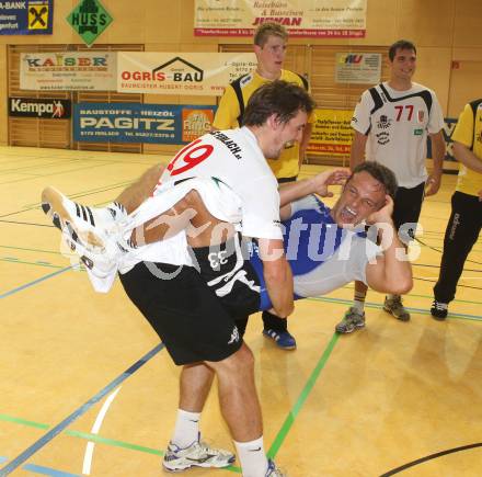 Handball Bundesliga. SC Ferlach gegen HC Kelag Kaernten. Jubel Primoz Drozina, Dino Poje (Ferlach). Ferlach, 18.9.2010.
Foto: Kuess
---
pressefotos, pressefotografie, kuess, qs, qspictures, sport, bild, bilder, bilddatenbank