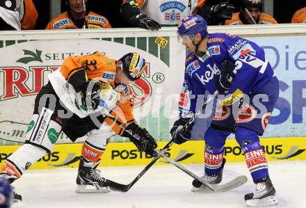 EBEL. Eishockey Bundesliga. VSV gegen Graz 99ers. Michael Martin (VSV), Jean Philippe Pare (Graz). Villach, am 19.9.2010.
Foto: Kuess
---
pressefotos, pressefotografie, kuess, qs, qspictures, sport, bild, bilder, bilddatenbank