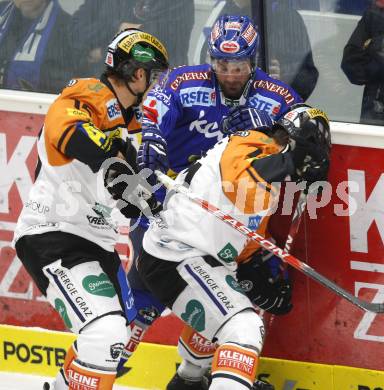 EBEL. Eishockey Bundesliga. VSV gegen Graz 99ers. Gerhard Unterluggauer (VSV), Matthias Iberer, Harry Lange (Graz). Villach, am 19.9.2010.
Foto: Kuess
---
pressefotos, pressefotografie, kuess, qs, qspictures, sport, bild, bilder, bilddatenbank