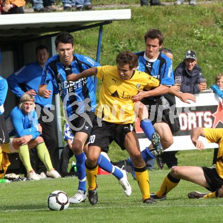 Fussball Kaerntner Liga. SG Nessl Drautal gegen VSV. Rudolf Sandriesser (Drautal), Michael Kirisits (VSV). Feistritz/Drau, am 19.9.2010.
Foto: Kuess
---
pressefotos, pressefotografie, kuess, qs, qspictures, sport, bild, bilder, bilddatenbank