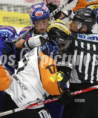 EBEL. Eishockey Bundesliga. VSV gegen Graz 99ers. Matt Ryan (VSV), Manuel Ganahl (Graz). Villach, am 19.9.2010.
Foto: Kuess
---
pressefotos, pressefotografie, kuess, qs, qspictures, sport, bild, bilder, bilddatenbank