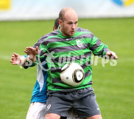 Fussball. Kaerntner Liga. FC Welzenegg gegen RZ Pellets WAC 1b. Barrazutti Daniel (Welzenegg), Buchbauer Benjamin (WAC). Klagenfurt, 25.9.2010. 
Foto: Kuess
---
pressefotos, pressefotografie, kuess, qs, qspictures, sport, bild, bilder, bilddatenbank