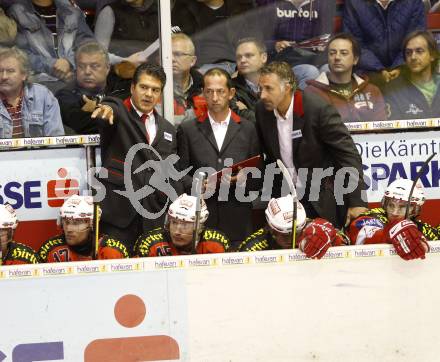 EBEL. Eishockey Bundesliga. KAC gegen KHL Medvescak Zagreb.  Trainer Manny Viveiros, Gerald Ressmann (KAC). Klagenfurt, am 26.9.2010.
Foto: Kuess 

---
pressefotos, pressefotografie, kuess, qs, qspictures, sport, bild, bilder, bilddatenbank