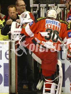 EBEL. Eishockey Bundesliga. KAC gegen HK Acroni Jesenice. Zeugwart Karl Klemen, Rene Swette (KAC). Klagenfurt, am 10.10.2010.
Foto: Kuess 

---
pressefotos, pressefotografie, kuess, qs, qspictures, sport, bild, bilder, bilddatenbank