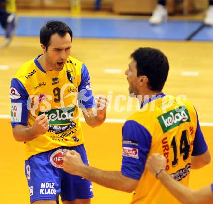 Volleyball. Aich/Dob gegen ACH Bled. Jubel Andrej Grut, Petar Kirchev (Aich). Prevalje, 9.10.2010.
Foto: Kuess
---
pressefotos, pressefotografie, kuess, qs, qspictures, sport, bild, bilder, bilddatenbank