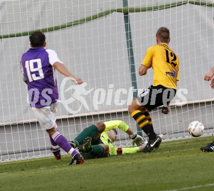 Fussball. Regionalliga. SK Austria Klagenfurt gegen USV Stein Reinisch Allerheiligen/W. Torjubel Dollinger Matthias (Austria), Rinnhofner Mario, Prejac Andrej (Allerheiligen). Klagenfurt, 9.10.2010.
Foto: Kuess
---
pressefotos, pressefotografie, kuess, qs, qspictures, sport, bild, bilder, bilddatenbank