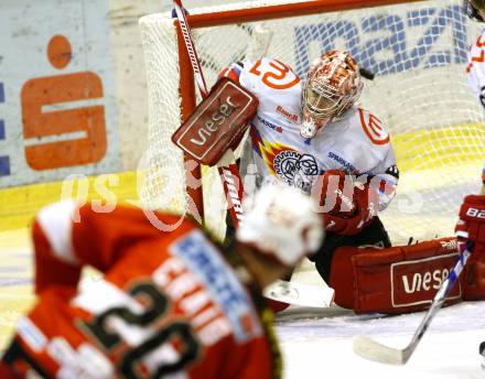 EBEL. Eishockey Bundesliga. KAC gegen HK Acroni Jesenice. Mike Craig,  (KAC), Jaako Suomalainen (Jesenice). Klagenfurt, am 10.10.2010.
Foto: Kuess 

---
pressefotos, pressefotografie, kuess, qs, qspictures, sport, bild, bilder, bilddatenbank