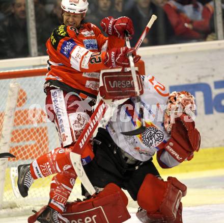 EBEL. Eishockey Bundesliga. KAC gegen HK Acroni Jesenice. Mike Craig,  (KAC), Jaako Suomalainen (Jesenice). Klagenfurt, am 10.10.2010.
Foto: Kuess 

---
pressefotos, pressefotografie, kuess, qs, qspictures, sport, bild, bilder, bilddatenbank