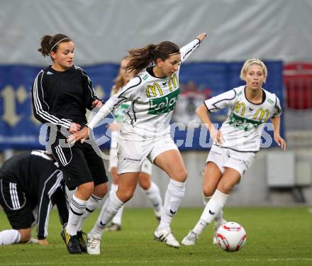 Frauenfussball. OEFB Frauenliga. SK Kelag Kaernten gegen Elitefussball Internat Westfalen. Anja Milenkovic, Nike Winter (Kaernten), Lena Lueckel (Westfalen). Klagenfurt, am 2.10.2010.
Foto: Kuess
---
pressefotos, pressefotografie, kuess, qs, qspictures, sport, bild, bilder, bilddatenbank