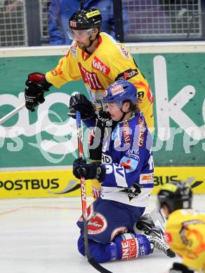 EBEL. Eishockey Bundesliga. EC Pasut VSV gegen EV Vienna Capitals.  Michael Raffl, (VSV), Martin Oraze (Vienna). Villach, am 15.10.2010.
Foto: Kuess 


---
pressefotos, pressefotografie, kuess, qs, qspictures, sport, bild, bilder, bilddatenbank