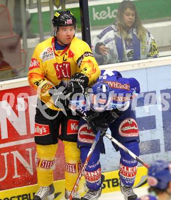 EBEL. Eishockey Bundesliga. EC Pasut VSV gegen EV Vienna Capitals.  Michael Raffl, (VSV), GRATTON Benoit (Vienna). Villach, am 15.10.2010.
Foto: Kuess 


---
pressefotos, pressefotografie, kuess, qs, qspictures, sport, bild, bilder, bilddatenbank