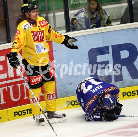 EBEL. Eishockey Bundesliga. EC Pasut VSV gegen EV Vienna Capitals.  Michael Raffl, (VSV), GRATTON Benoit (Vienna). Villach, am 15.10.2010.
Foto: Kuess 


---
pressefotos, pressefotografie, kuess, qs, qspictures, sport, bild, bilder, bilddatenbank