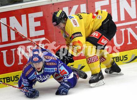 EBEL. Eishockey Bundesliga. EC Pasut VSV gegen EV Vienna Capitals.  Nico Toff, (VSV), BOUCHARD Francois (Vienna). Villach, am 15.10.2010.
Foto: Kuess 


---
pressefotos, pressefotografie, kuess, qs, qspictures, sport, bild, bilder, bilddatenbank