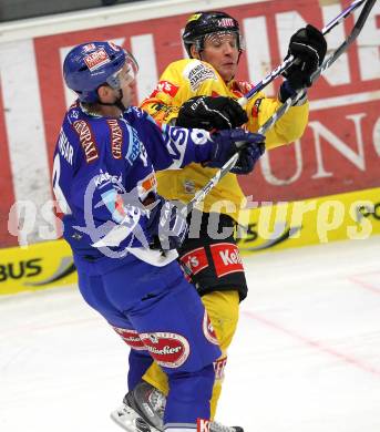 EBEL. Eishockey Bundesliga. EC Pasut VSV gegen EV Vienna Capitals.  Tomaz Razingar, (VSV), GRATTON Benoit (Vienna). Villach, am 15.10.2010.
Foto: Kuess 


---
pressefotos, pressefotografie, kuess, qs, qspictures, sport, bild, bilder, bilddatenbank