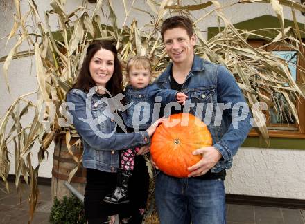 Eishockey. KAC. Kirk Furey mit Frau Jennifer und Tochter Brinn-Leo. Magdalensberg, 14.10.2010.
Foto: Kuess
---
pressefotos, pressefotografie, kuess, qs, qspictures, sport, bild, bilder, bilddatenbank