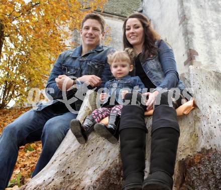 Eishockey. KAC. Kirk Furey mit Frau Jennifer und Tochter Brinn-Leo. Magdalensberg, 14.10.2010.
Foto: Kuess
---
pressefotos, pressefotografie, kuess, qs, qspictures, sport, bild, bilder, bilddatenbank