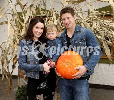 Eishockey. KAC. Kirk Furey mit Frau Jennifer und Tochter Brinn-Leo. Magdalensberg, 14.10.2010.
Foto: Kuess
---
pressefotos, pressefotografie, kuess, qs, qspictures, sport, bild, bilder, bilddatenbank