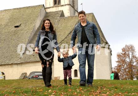 Eishockey. KAC. Kirk Furey mit Frau Jennifer und Tochter Brinn-Leo. Magdalensberg, 14.10.2010.
Foto: Kuess
---
pressefotos, pressefotografie, kuess, qs, qspictures, sport, bild, bilder, bilddatenbank