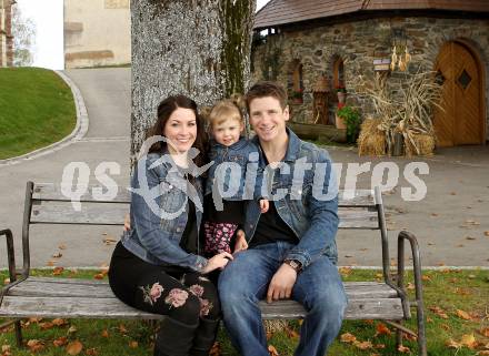 Eishockey. KAC. Kirk Furey mit Frau Jennifer und Tochter Brinn-Leo. Magdalensberg, 14.10.2010.
Foto: Kuess
---
pressefotos, pressefotografie, kuess, qs, qspictures, sport, bild, bilder, bilddatenbank