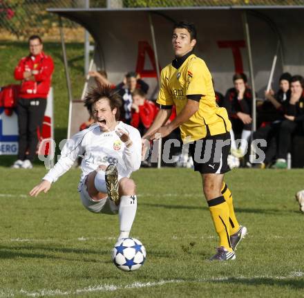 Fussball. Kaerntner Liga. ATSV Wolfsberg gegen VSV. Sattler Philipp (Wolfsberg), Ebner Sandro (VSV). Wolfsberg, 23.10.2010.
Foto: Kuess 
---
pressefotos, pressefotografie, kuess, qs, qspictures, sport, bild, bilder, bilddatenbank