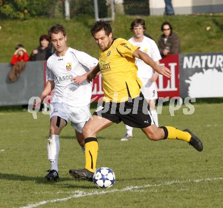 Fussball. Kaerntner Liga. ATSV Wolfsberg gegen VSV. Rainer Gernot (Wolfsberg), Kirisits Michael (VSV). Wolfsberg, 23.10.2010.
Foto: Kuess 
---
pressefotos, pressefotografie, kuess, qs, qspictures, sport, bild, bilder, bilddatenbank