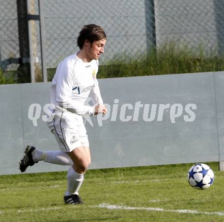 Fussball. Kaerntner Liga. ATSV Wolfsberg gegen VSV. Sattler Philipp (Wolfsberg). Wolfsberg, 23.10.2010.
Foto: Kuess 
---
pressefotos, pressefotografie, kuess, qs, qspictures, sport, bild, bilder, bilddatenbank