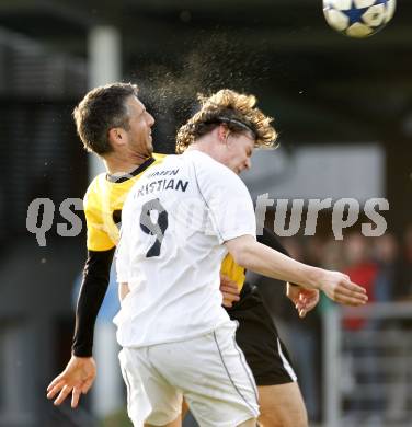 Fussball. Kaerntner Liga. ATSV Wolfsberg gegen VSV. Melcher Dorian (Wolfsberg), Djukic Darko (VSV). Wolfsberg, 23.10.2010.
Foto: Kuess 
---
pressefotos, pressefotografie, kuess, qs, qspictures, sport, bild, bilder, bilddatenbank