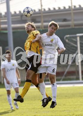 Fussball. Kaerntner Liga. ATSV Wolfsberg gegen VSV. Rainer Gernot (Wolfsberg), Kirisits Michael (VSV). Wolfsberg, 23.10.2010.
Foto: Kuess 
---
pressefotos, pressefotografie, kuess, qs, qspictures, sport, bild, bilder, bilddatenbank