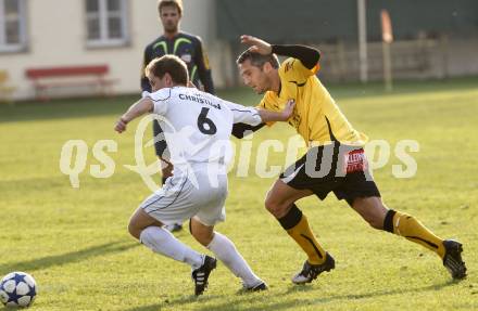 Fussball. Kaerntner Liga. ATSV Wolfsberg gegen VSV. Rainer Gernot (Wolfsberg), Djukic Darko (VSV). Wolfsberg, 23.10.2010.
Foto: Kuess 
---
pressefotos, pressefotografie, kuess, qs, qspictures, sport, bild, bilder, bilddatenbank